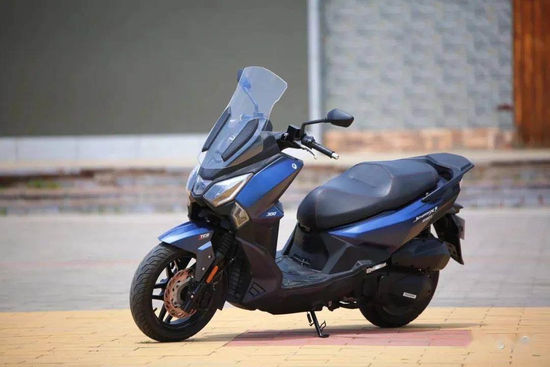 目前国内250~300cc在售的运动平踏板并不多,主要以上面这四款为主