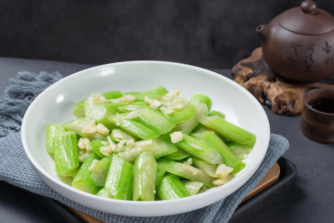 推荐食谱:【蒜蓉炒丝瓜】准备食材:丝瓜,大蒜,盐,鸡精,食用油详细做法