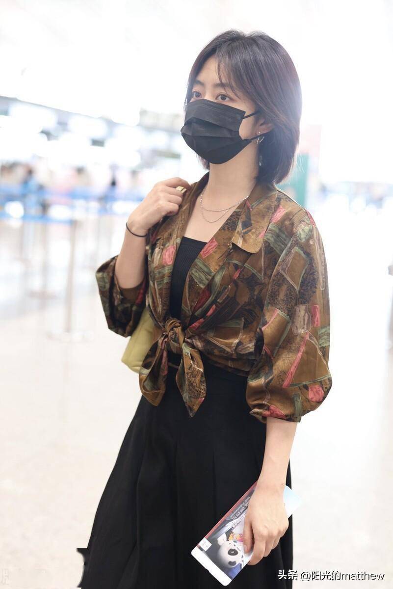 谭松韵街拍:印花外衣百褶裙休闲时尚_北京_机场