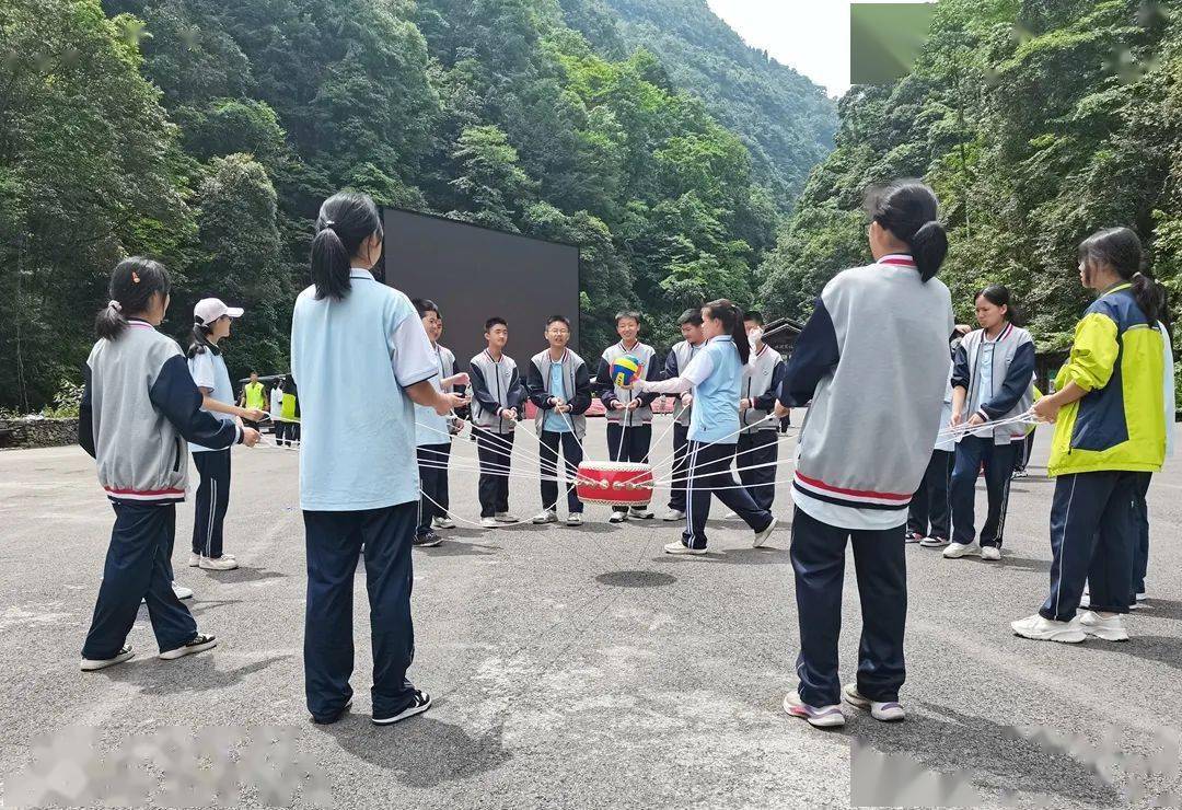 【尊师重教 立德树人】县民族中学到绥阳县十二背后景区开展研学实践