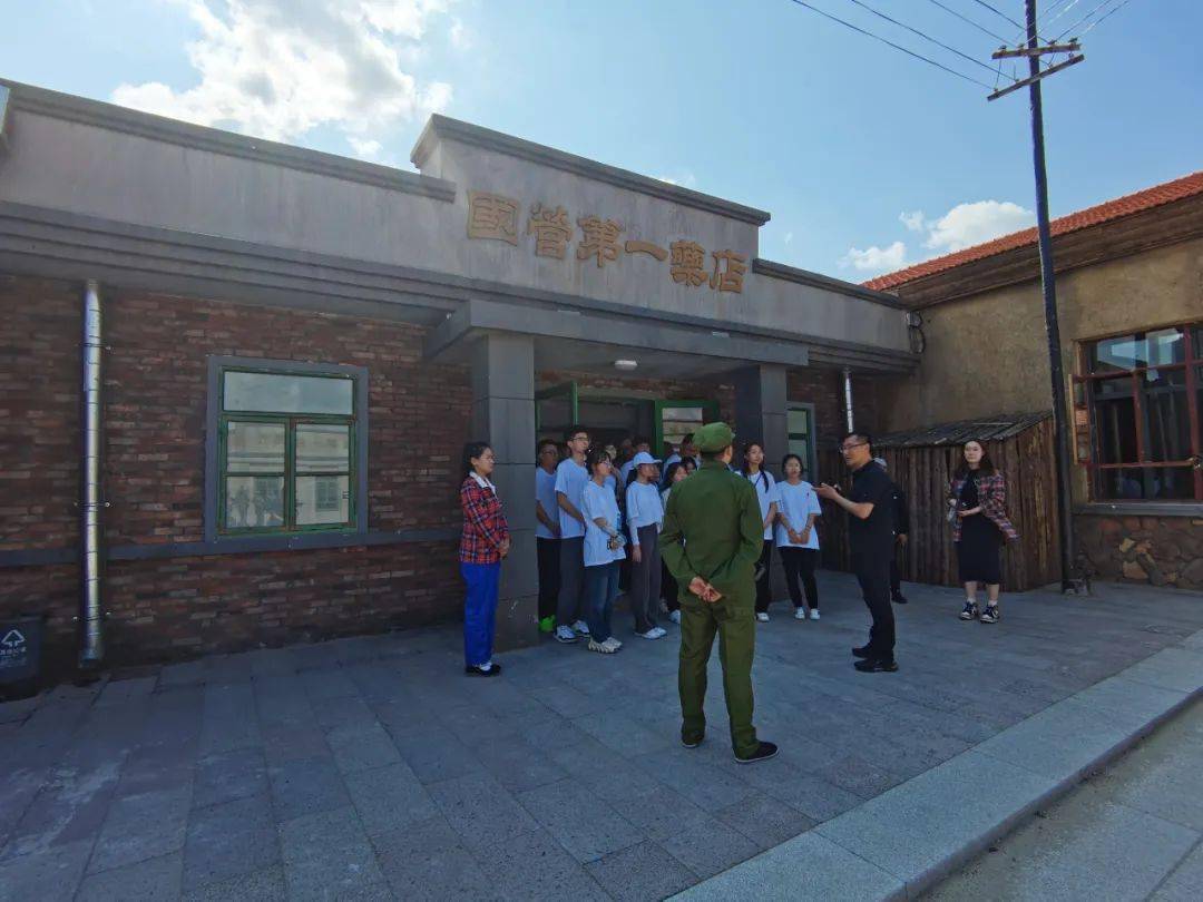 "新一代知青"被热情的"老知青"们迎进了宝清县知青历史文化纪念馆