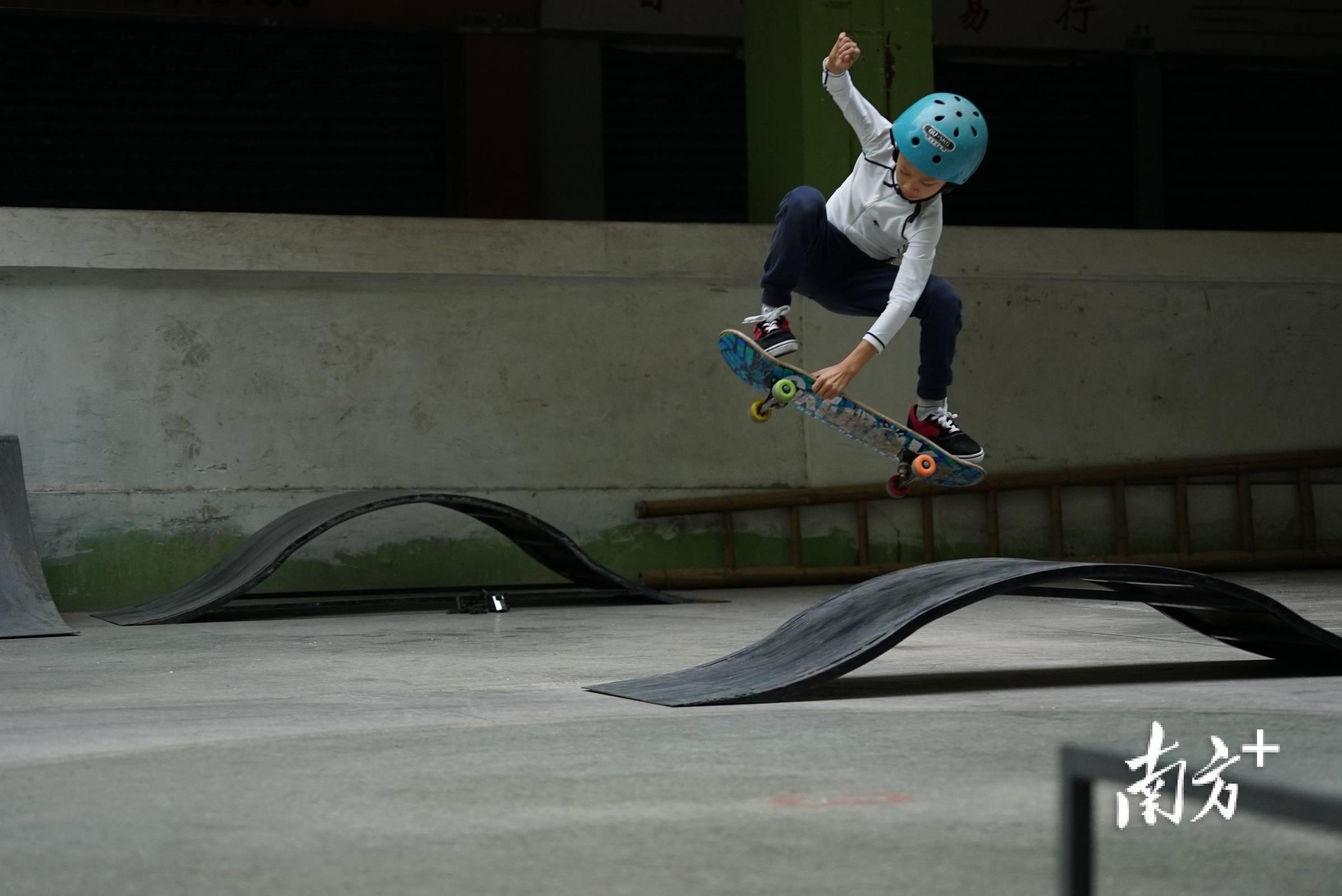 特写|"滑"向亚运会:中山热血父子的碗池人生_陈玩钦_陈烨_滑板