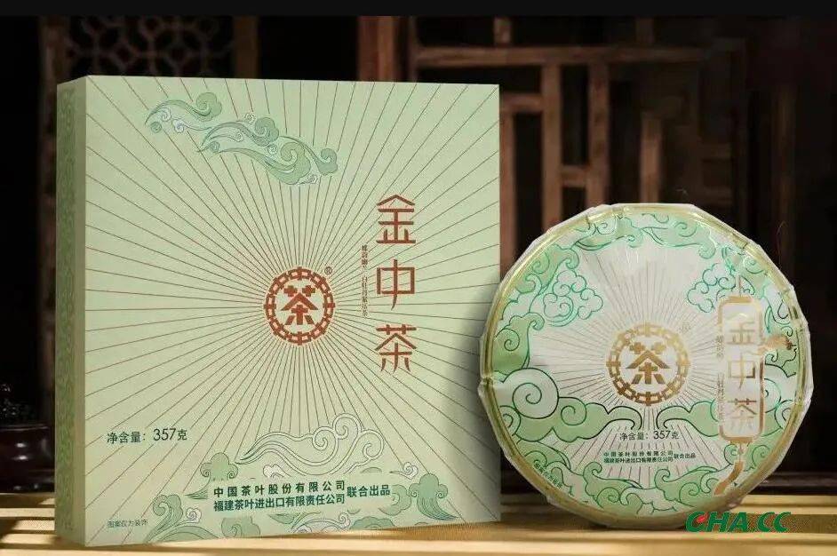 饼形圆润饱满,叶芽肥厚,白毫显露;清幽兰香,雅致脱俗,馥郁持久;汤色浅