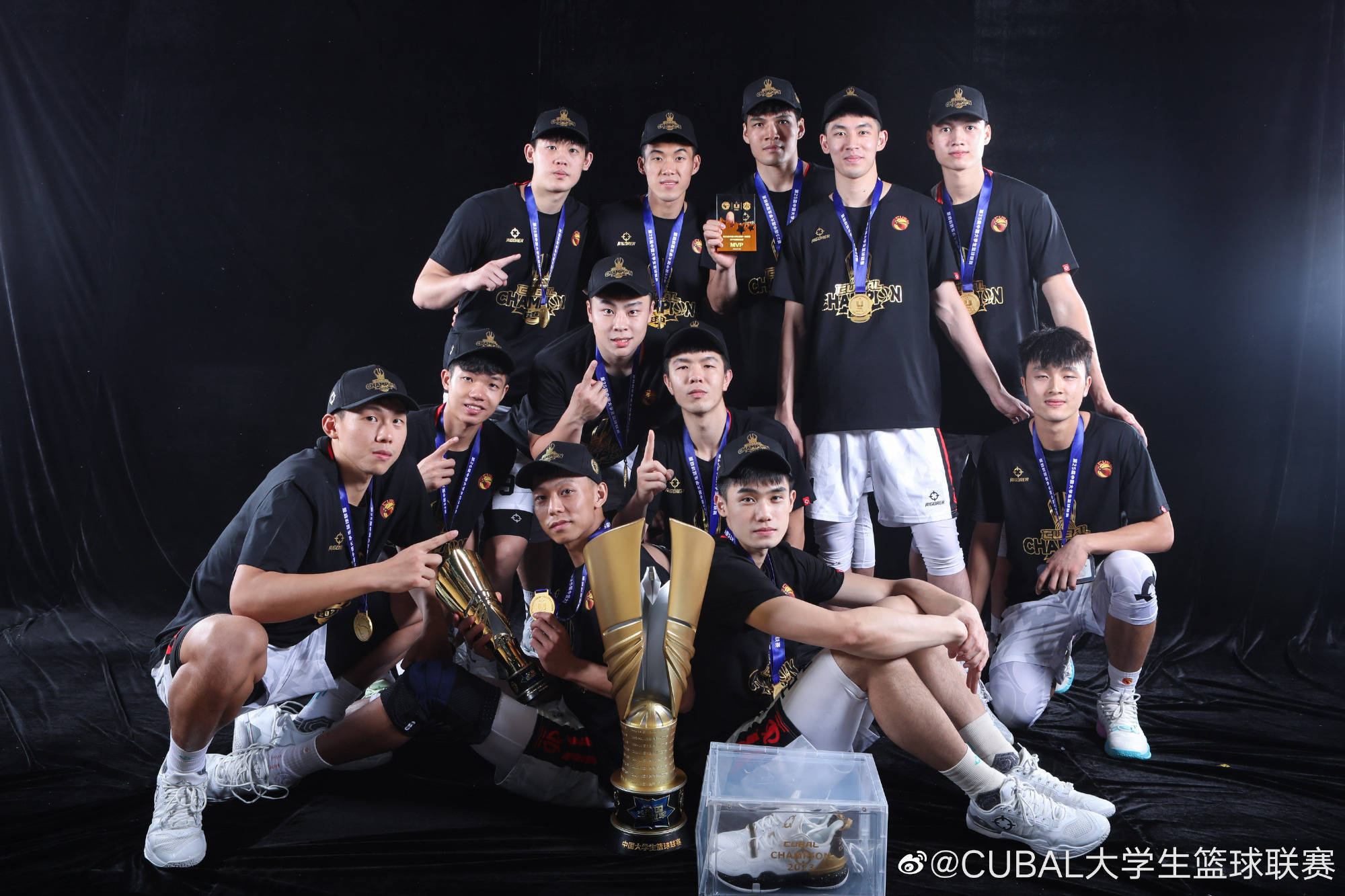 大学,队史第一次捧起cubal(中国大学生篮球男子一级联赛)的冠军奖杯