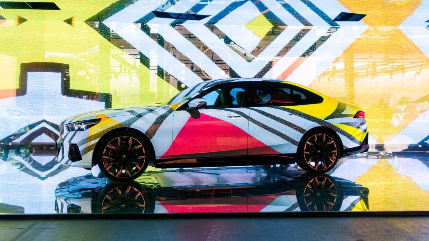 宝马i5“艺术车”亮相：车身作为动态画布 上面投射了由AI生成的一系列抽象画作