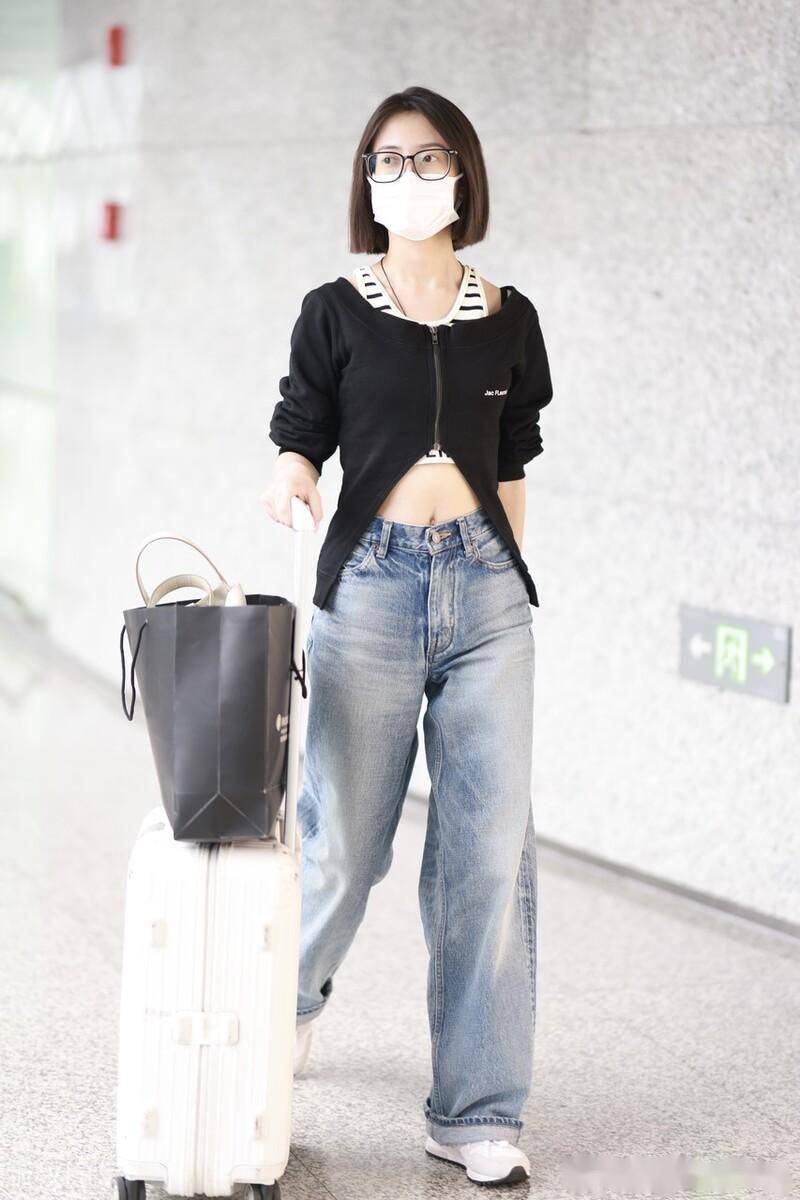 陈钰琪身穿黑色镂空外套搭配牛仔裤现身成都机场
