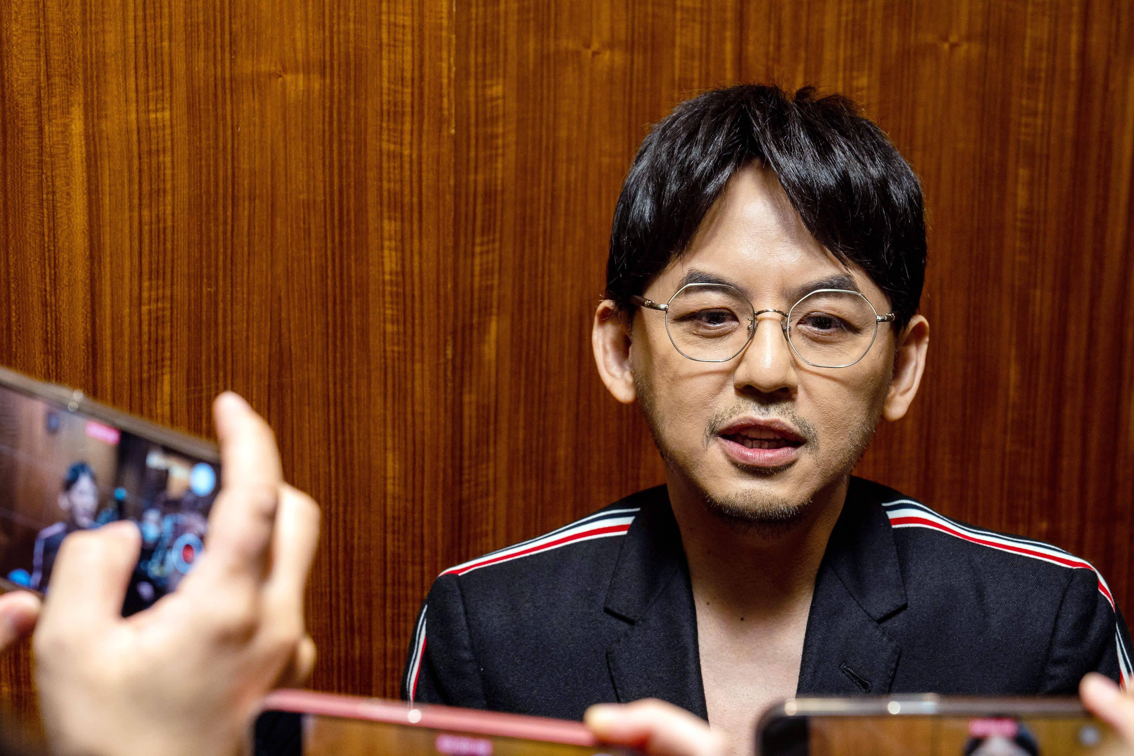 裸照黑历史道歉,一边咬出另外18人,指他们要么男女关系混乱,要么吸毒