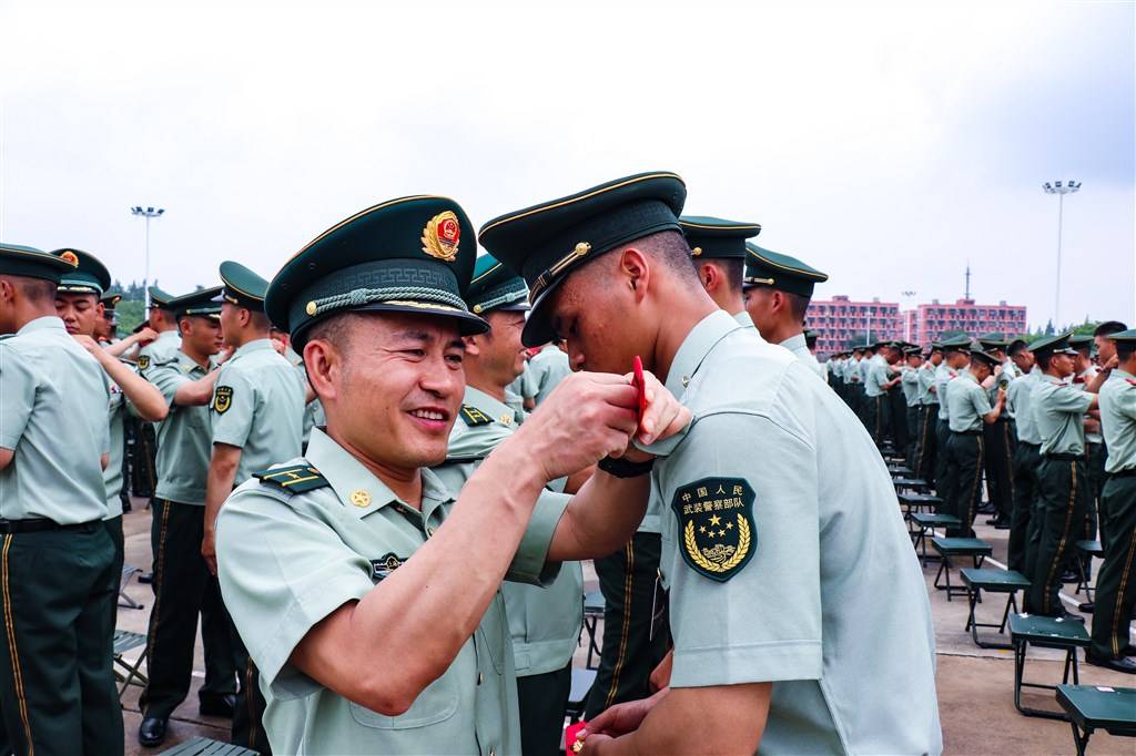 武警新兵光荣授衔!"一道拐"扛上肩 青春从这里启航_军旅_警衔_成长