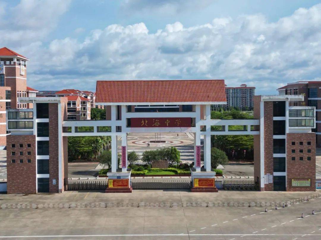 在校内开设展位为学生提供高招咨询服务藤县中学与参会高校召开座谈