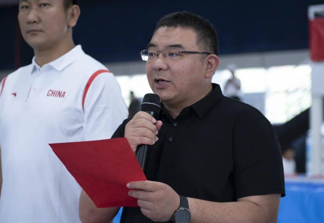 延庆区教委副主任解维宣布教练员,辅导员人员名单,并与区体育局副局长