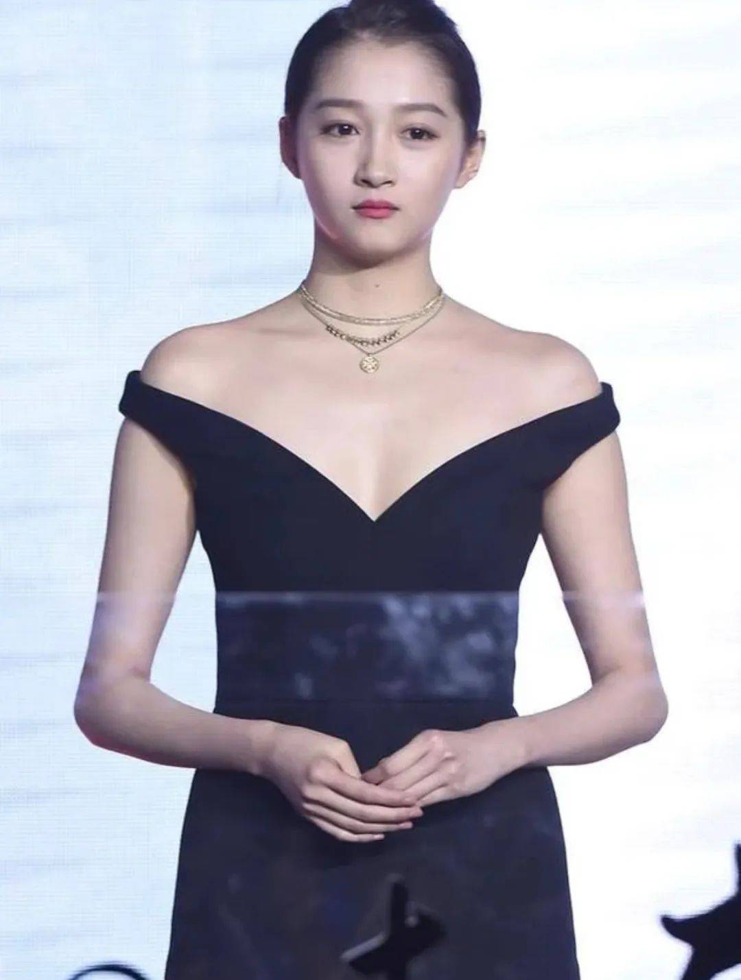 屡屡因为造型被吐槽,她最近怎么突然变美了?_关晓彤_整体_身材