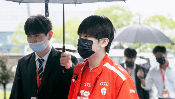 lpl爆发饭圈大战!_解说_水友_比赛