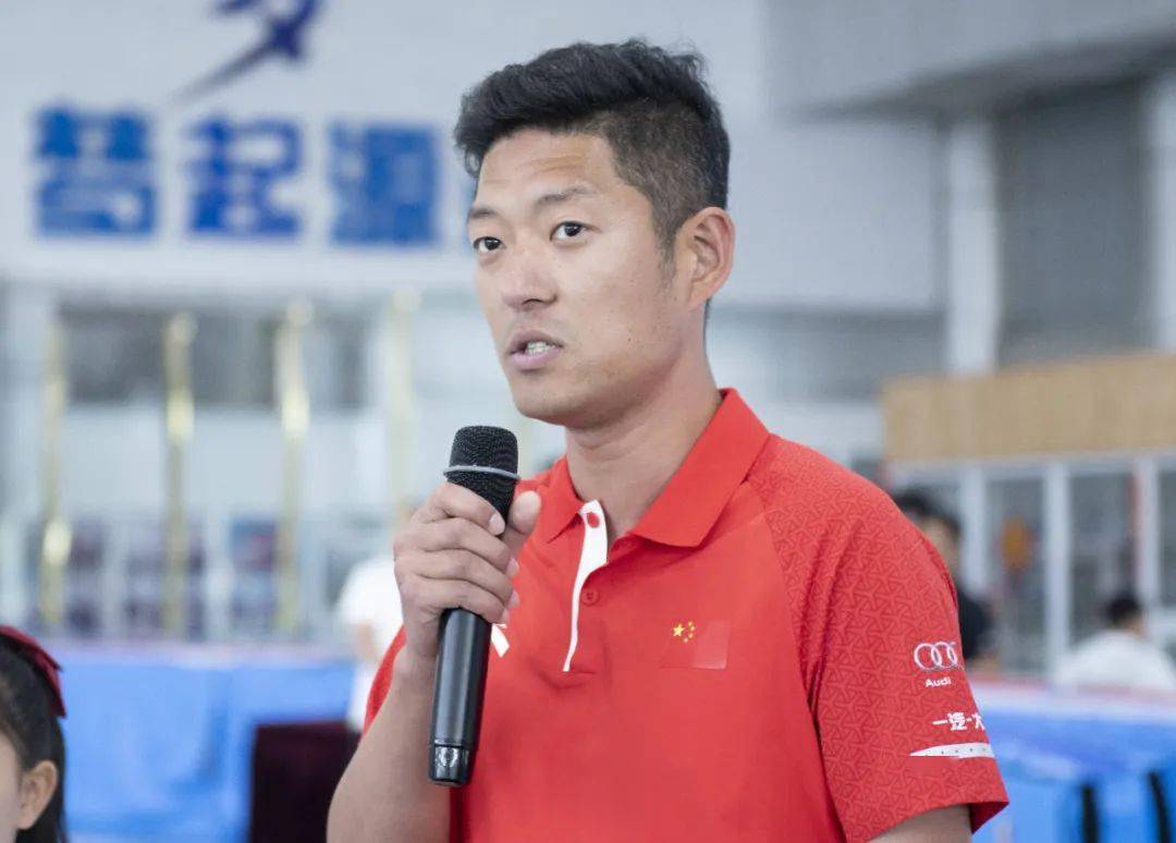 延庆区教委副主任解维宣布教练员,辅导员人员名单,并与区体育局副局长