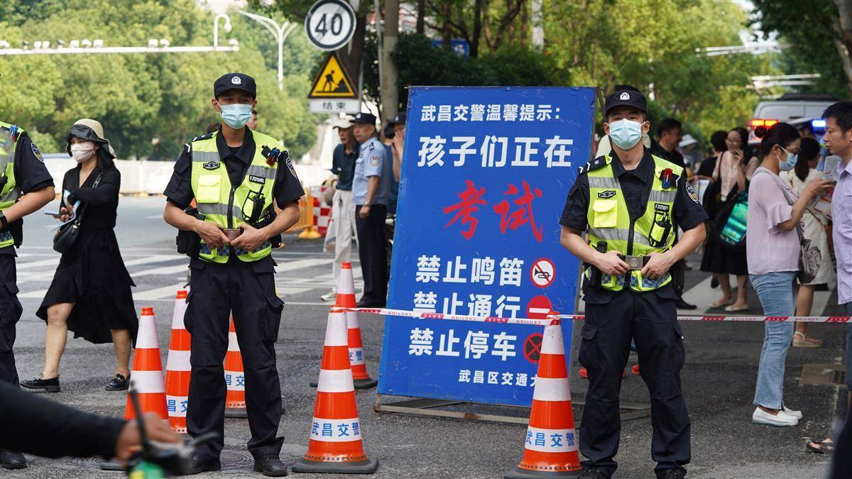 中考第一天,武昌公安全力以“护”_考点_周边_交通