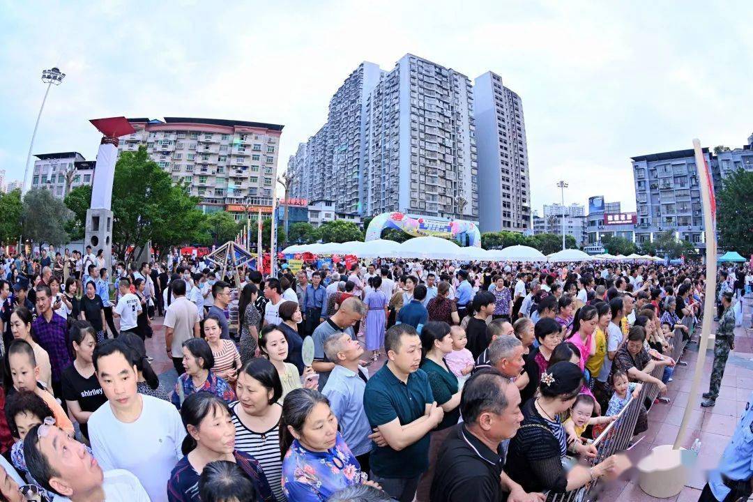 6点刚过,开江县橄榄广场已是人山人海,场面异常火爆.