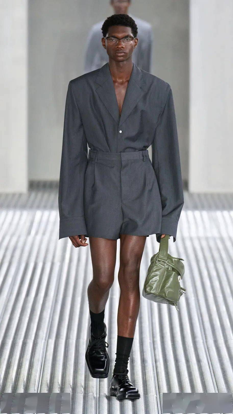 prada 2024春夏男装秀,除了从天而降的透明粘液,秀场上还流动着什么?