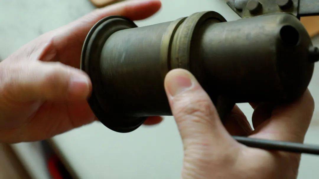 其实,嘎斯灯的制作工艺并不复杂,找来两个小铁桶,一只当做里筒,一个