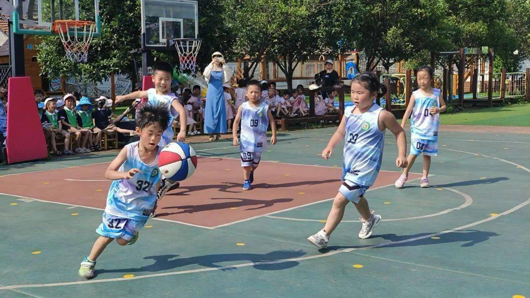小篮球·大梦想——第一幼儿园举行大班幼儿篮球对抗赛（小打大篮球）
