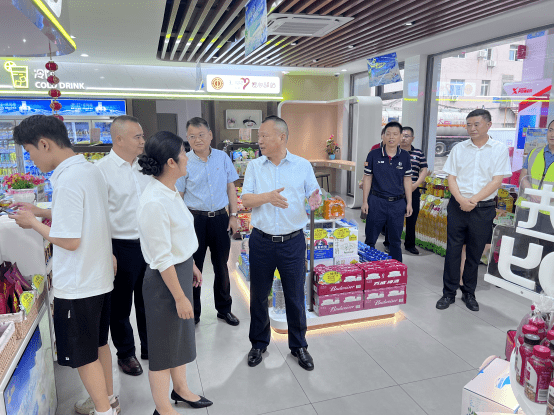6月20日上午,新余市政府副市长舒永忠深入商贸领域重点企业开展"安全