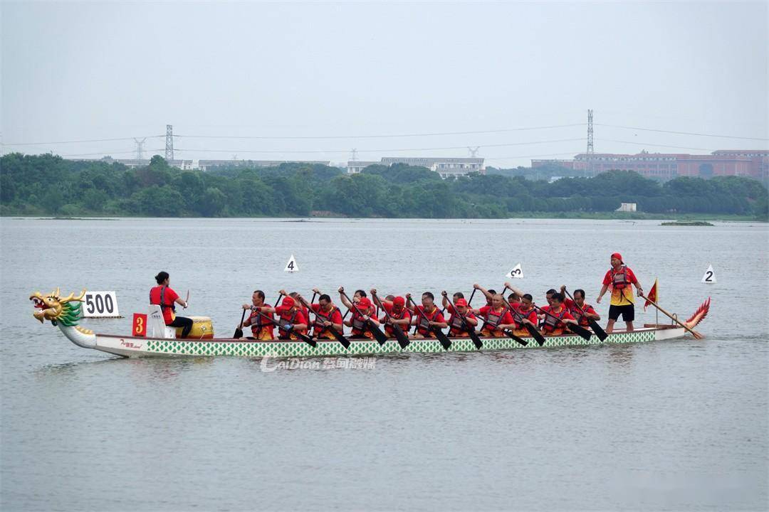 衝向終點線合成一股勁,擰成一股繩在協調配合中握漿,彎腰,入水,出水