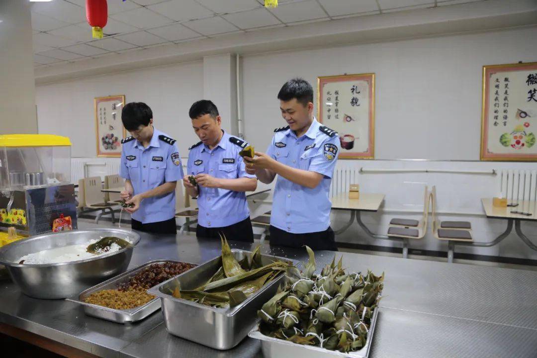 兵马未动粮草先行,活动当天,前郭县公安局后勤部门和食堂工作人员早