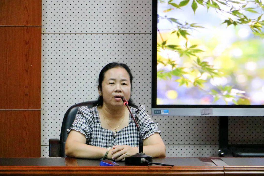 荔浦市第三中学校长王丹作总结发言,她表示本次交流分享获益颇丰,雅礼