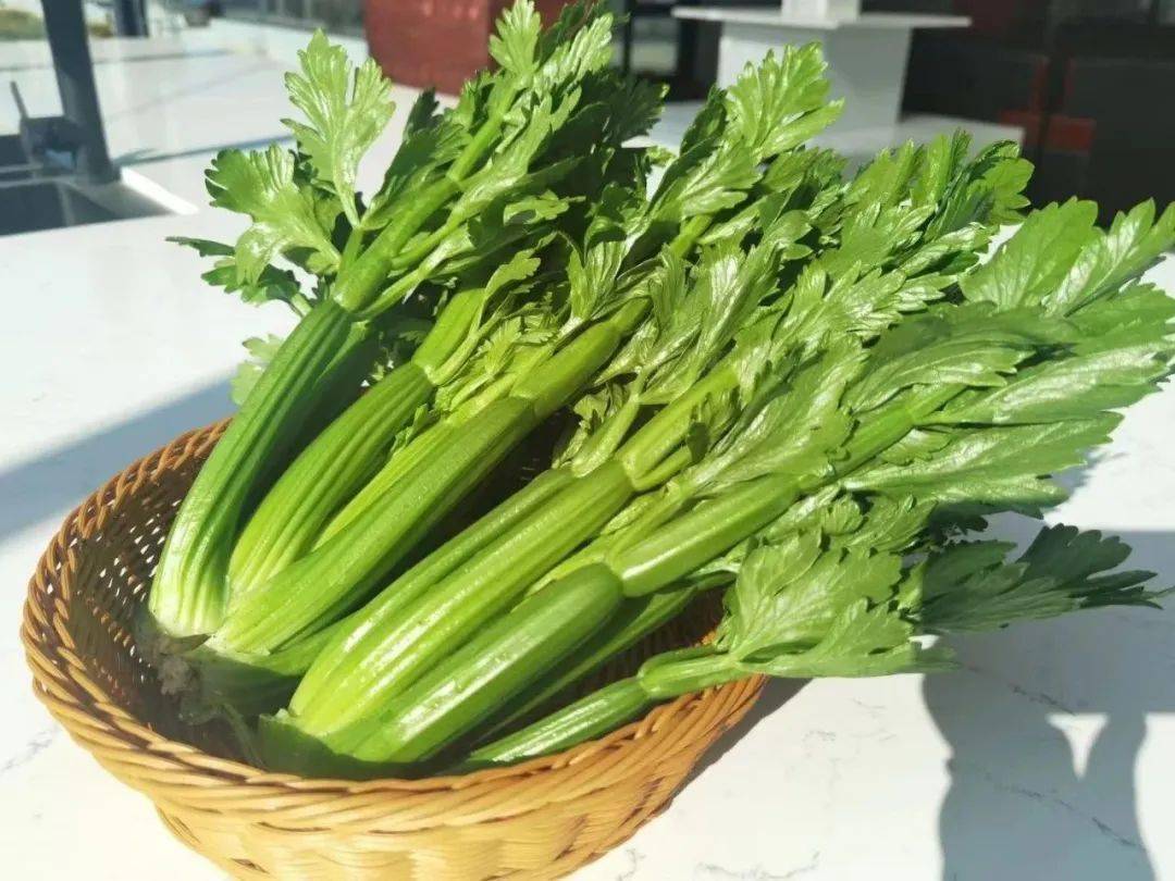 她们又对西兰花和清芹动手了,拥有山姆同款甜杆西兰花就在【佳和超市