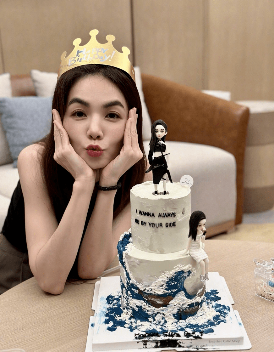 she合体为42岁ella庆生,送万元包包,selina挺孕肚素颜状态极佳_hebe