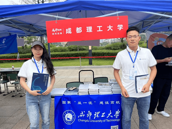 成都外国语学校,华阳中学 张海洋,高婧明篮球场旁,考生与考生家长
