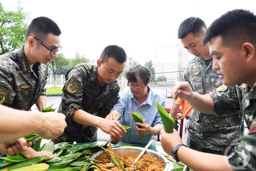 正规助孕机构排名（兵妈妈进军营包粽子）兵妈妈进军营包饺子，