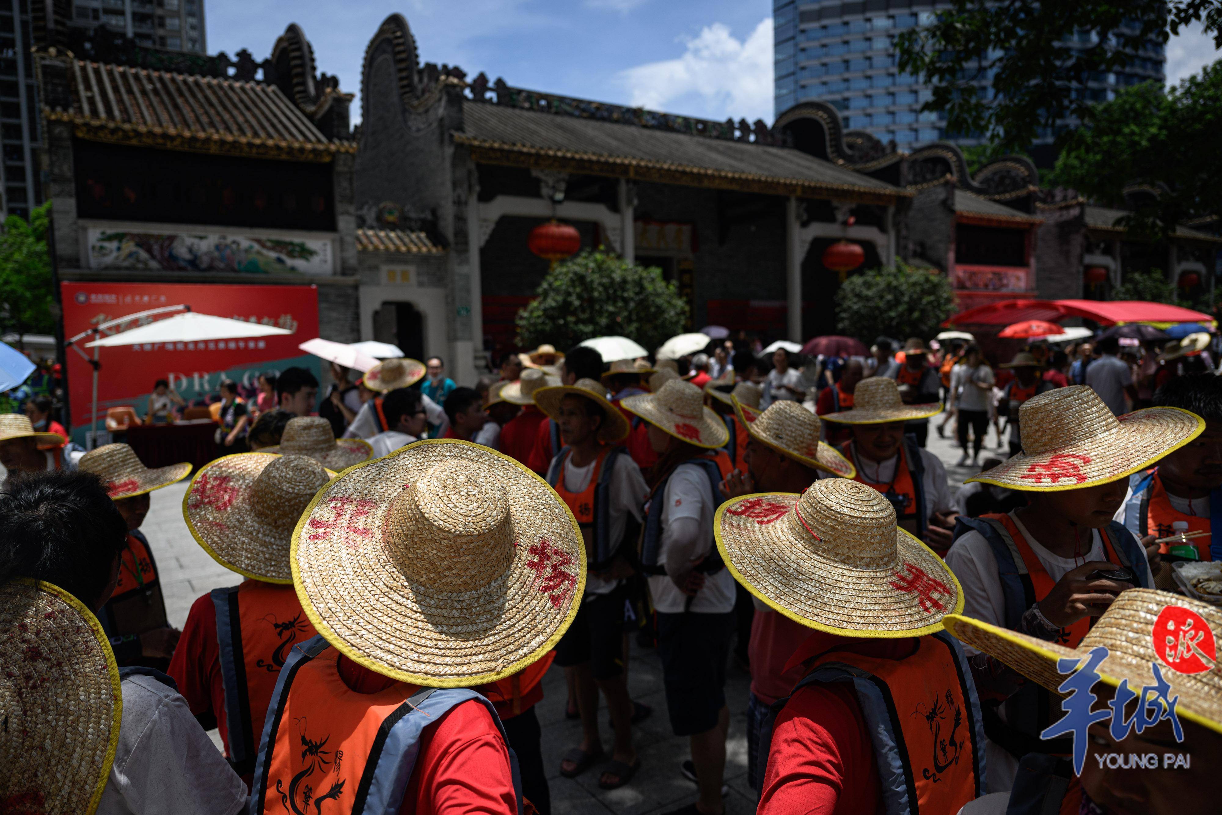 黄埔区双岗的村民在龙船上燃烧鞭炮猎德村村民划龙船猎德龙船招景盛况