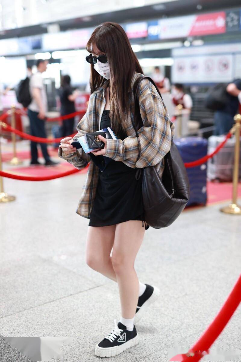 徐梦洁现身北京机场,身着格子衫简约低调
