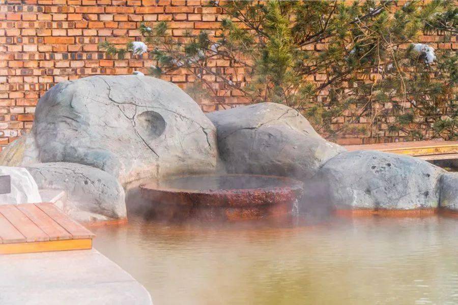 如金温泉是吕梁首家活水温泉生态度假村,坐落于吕梁市交城县安定村