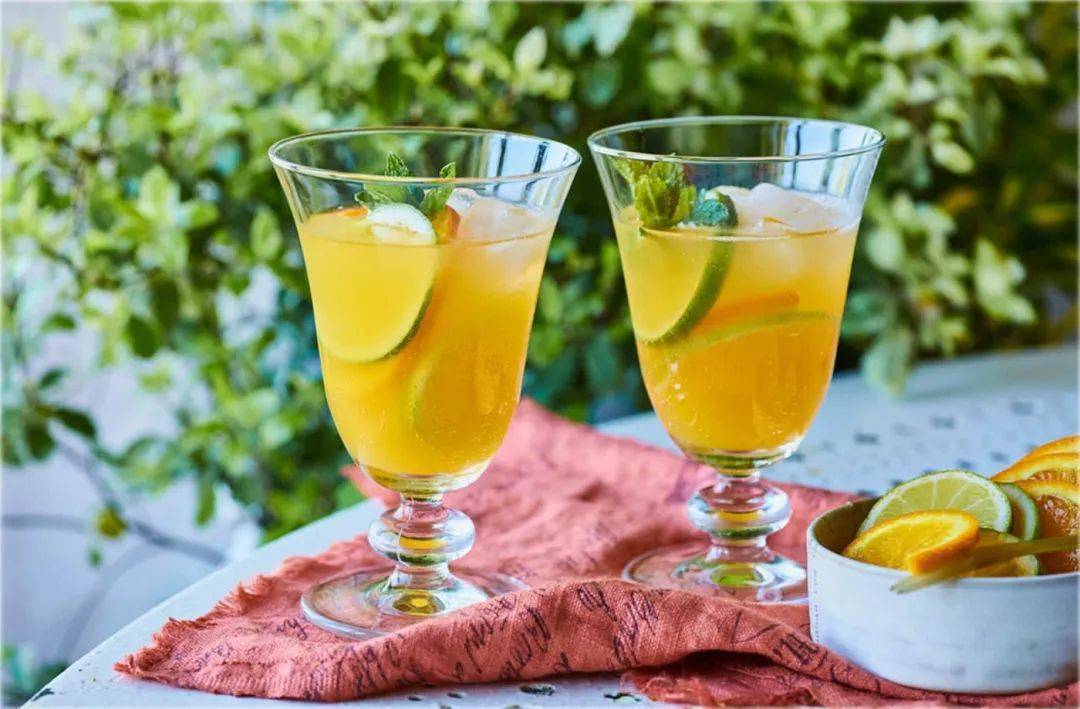 这样的基因下,也诞生了一款极富城市特点的鸡尾酒:瓦伦西亚之水.