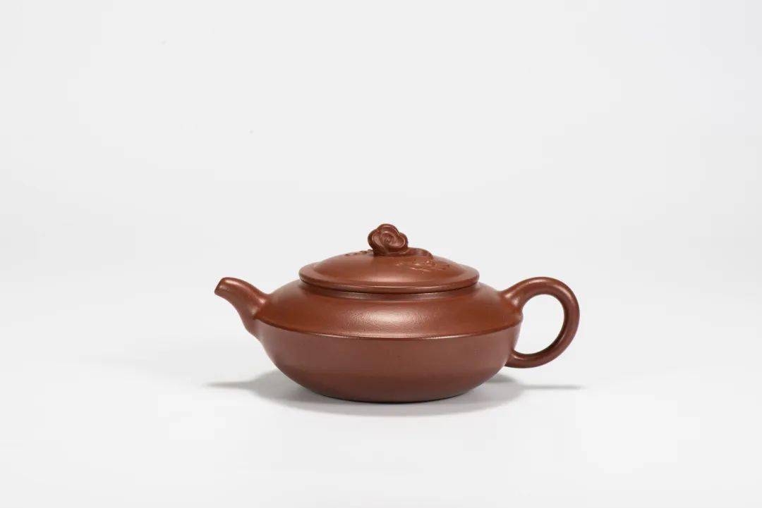 汤宣武老师将无形之风赋予紫砂,融厚味与轻灵于一体,壶身形态丰盈圆润