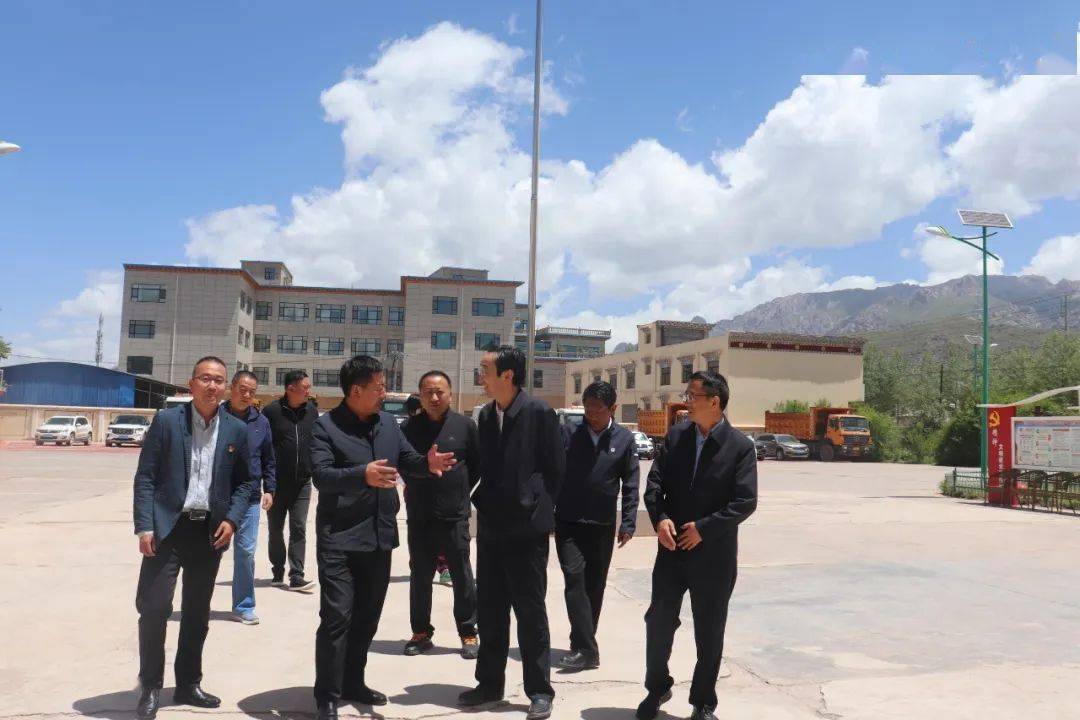 省交通运输厅党组书记,厅长何灿 深入玉树公路总段养护一线调研督导