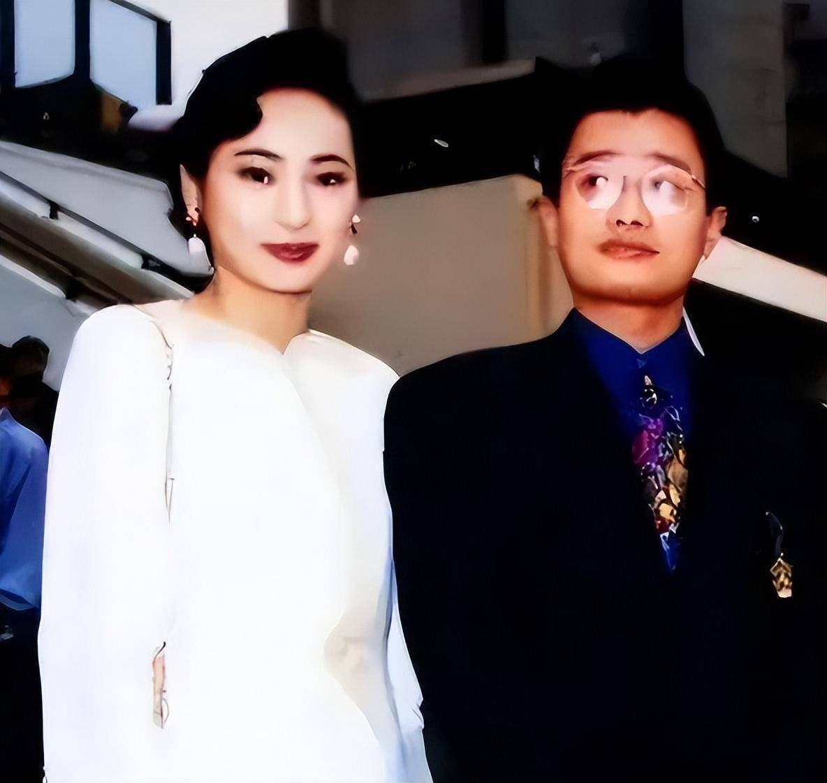 大亨的二公子郑家成,这人虽然长得一般,但却对邝美云展开了强烈的攻势