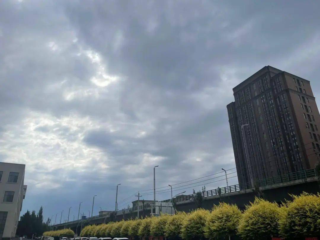 呼倫貝爾市東北部有小雨或雷陣雨;東部局地依舊有高溫出沒,像烏蘭浩特