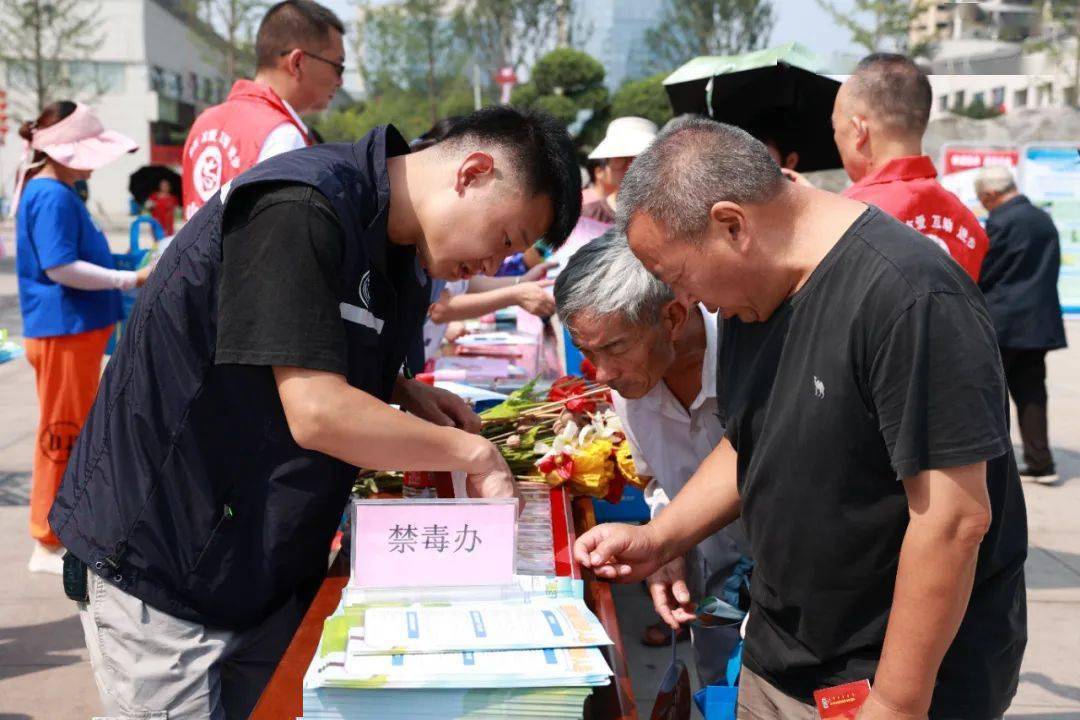 屏山縣禁毒辦牽頭,聯合縣禁毒委各成員單位,在屏山縣馬湖公園以