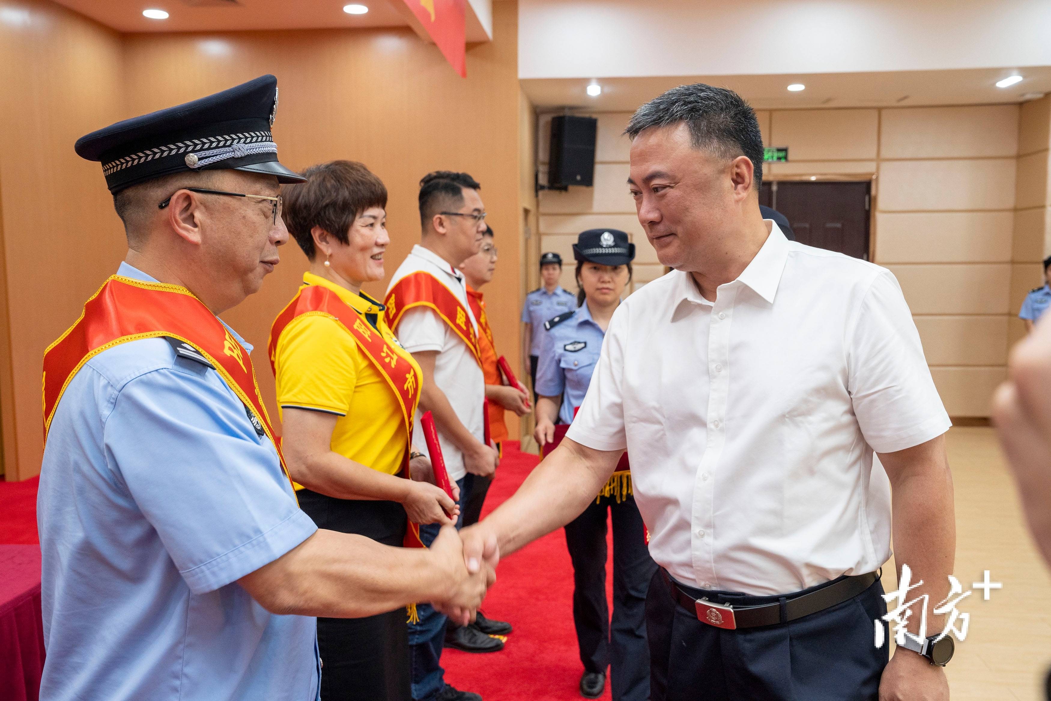 现场会期间,方小勇首先率队到阳西县儒洞镇调研禁毒工作,深入了解儒洞