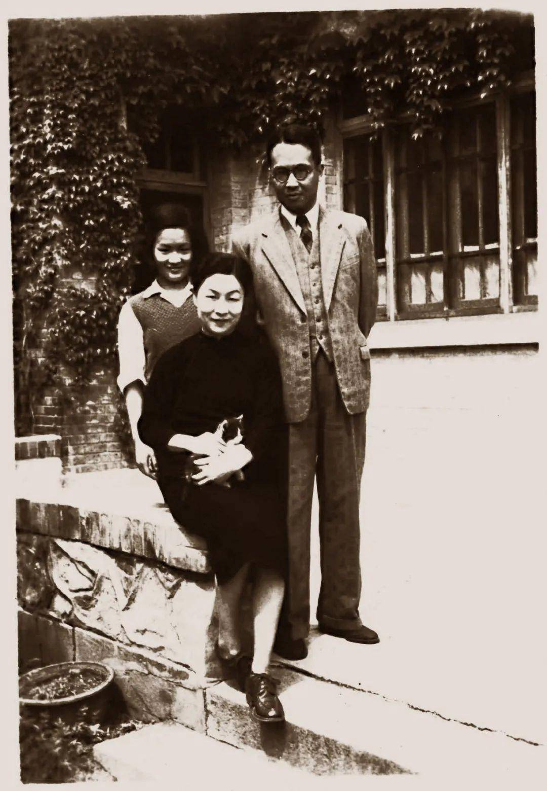 《我们仨》出版二十周年,"纪念本"致敬学人家庭_杨绛_先生_读者