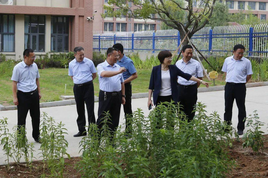 新泰市中医医院"杏林益诊"服务队义诊现场,市龙池中学中医药文化走廊