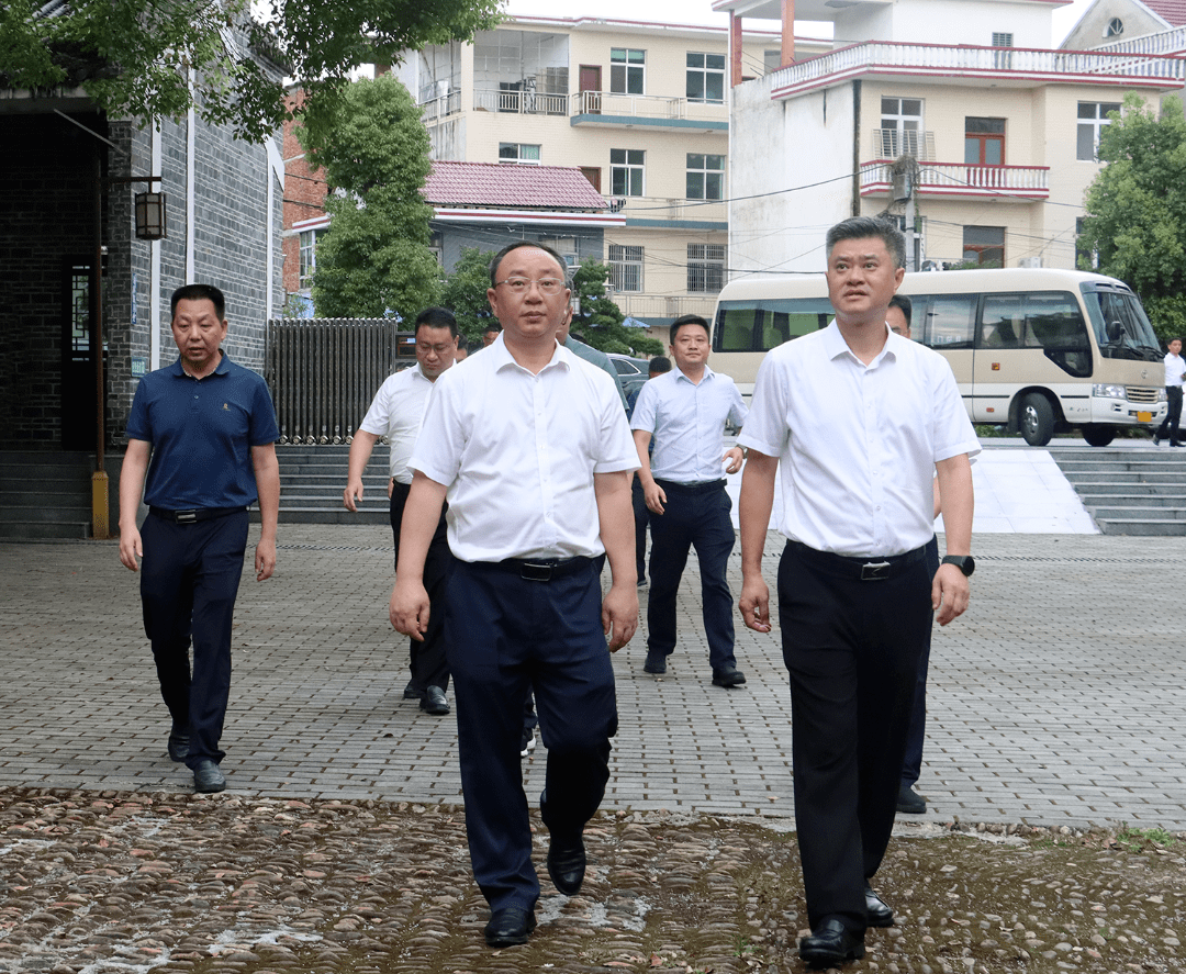 6月27日,赣州市崇义县县委书记李国泉率该县党政考察团来我县开展交流