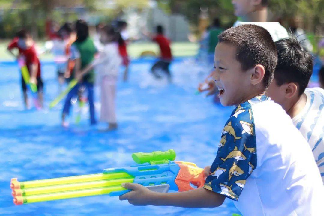 垦利区第三实验幼儿园开展"水枪大战嗨翻天"活动_操场_成长_欢声笑语