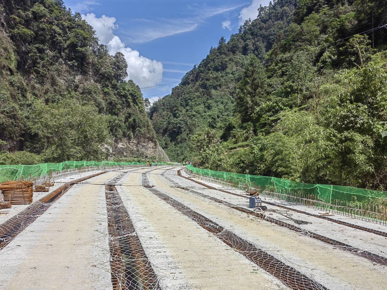 351国道咸丰境2标段工程建设安全推进_施工_养生_隧道