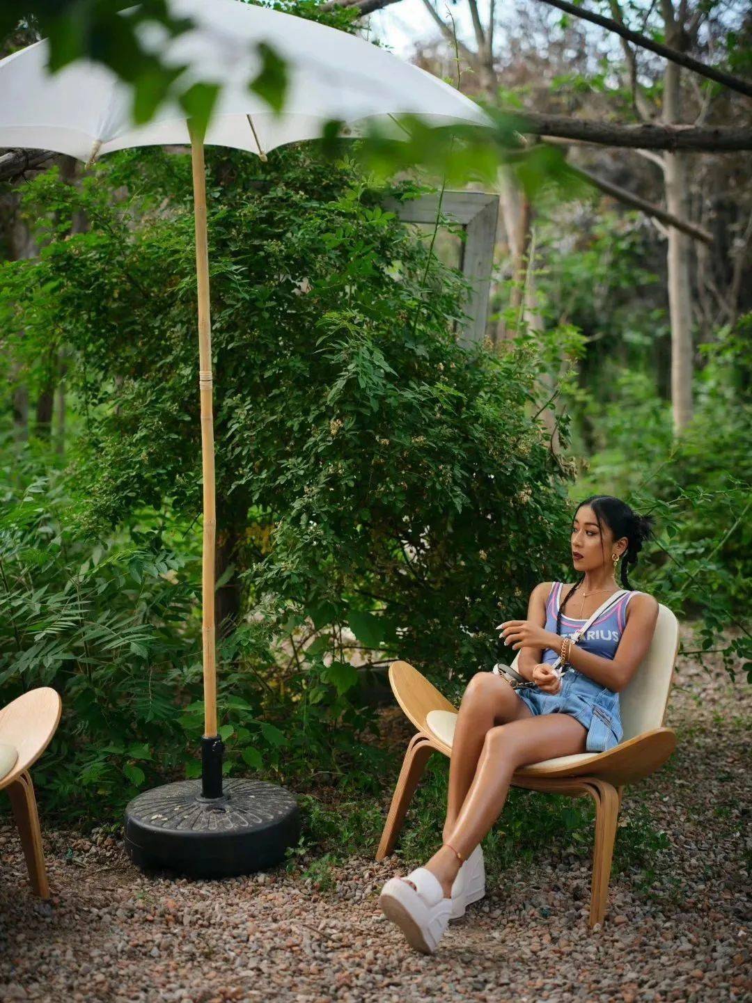 身穿fendi astrology全新胶囊系列泳衣的吉克隽逸,也完美发挥了泳衣外