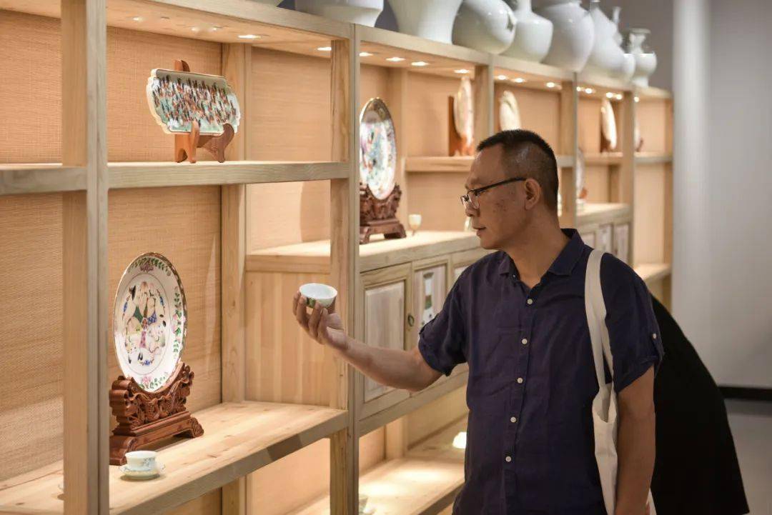 广彩国家级非遗代表性传承人,享受国务院特殊津贴专家,高级工艺美术师