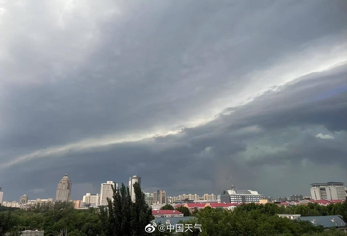 雷雨云团过境,北京天空现壮观弧状云_风暴_积雨云_中国