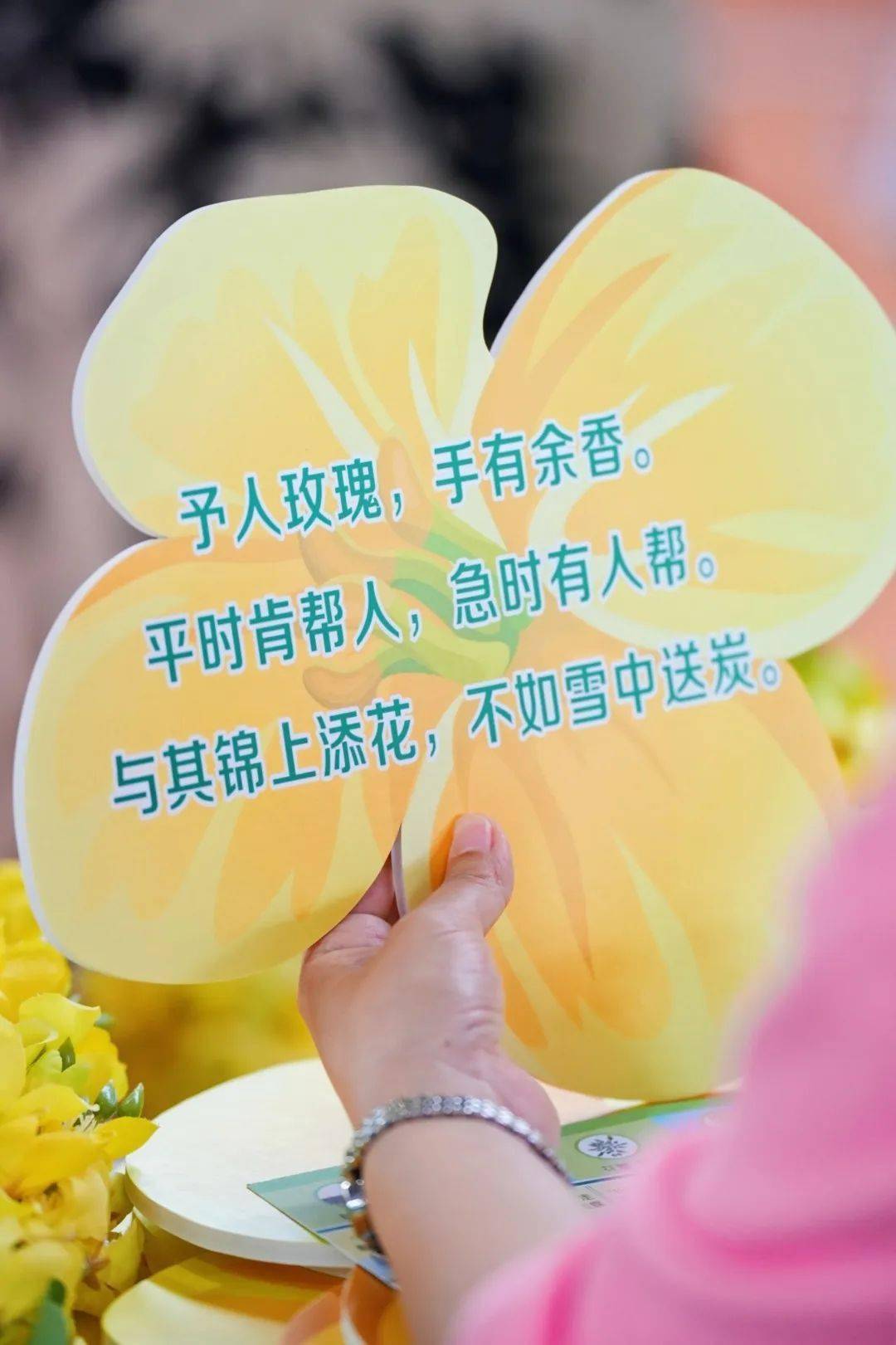 "剪"一幅金色花海,伢儿们在剪纸活动中,通过折叠,剪贴,感知油菜花