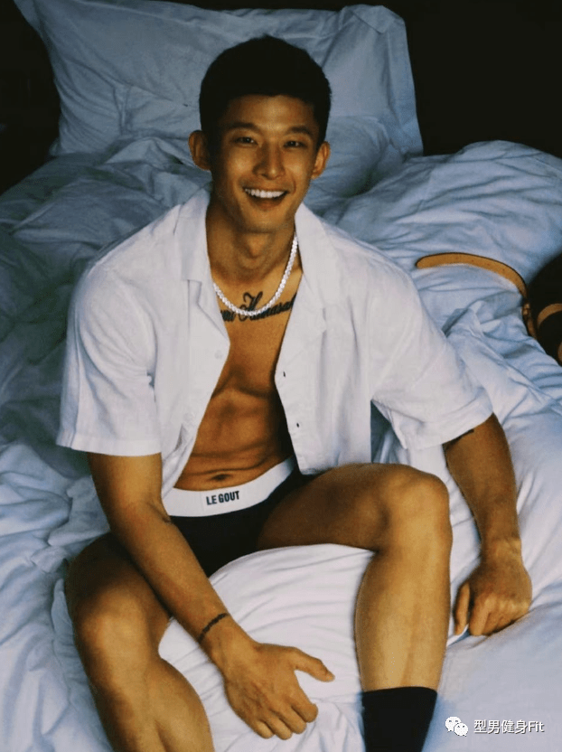 阳光黑袜肌肉男